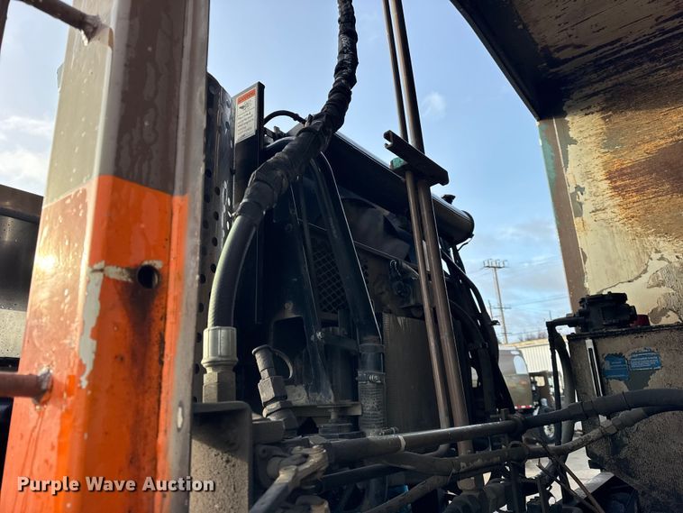 image for item ER0384 2007 Crane Carrier Company refuse truck