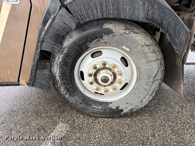 image for item ER0384 2007 Crane Carrier Company refuse truck