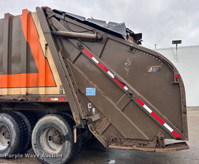 image for item ER0385 2005 Crane Carrier Company refuse truck