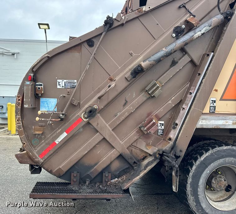 image for item ER0388 2007 Crane Carrier Company refuse truck