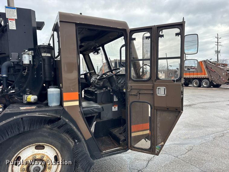 image for item ER0388 2007 Crane Carrier Company refuse truck