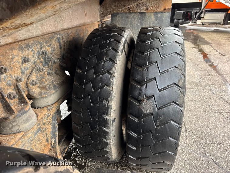 image for item ER0388 2007 Crane Carrier Company refuse truck