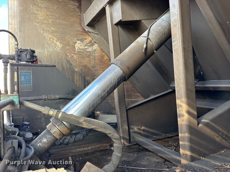 image for item ER0389 2005 Crane Carrier Company refuse truck