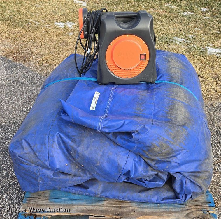 image for item ES2683 Inflatable bounce house