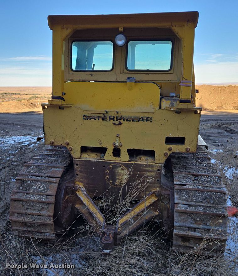 image for item ES2692 1972 Caterpillar D8H dozer
