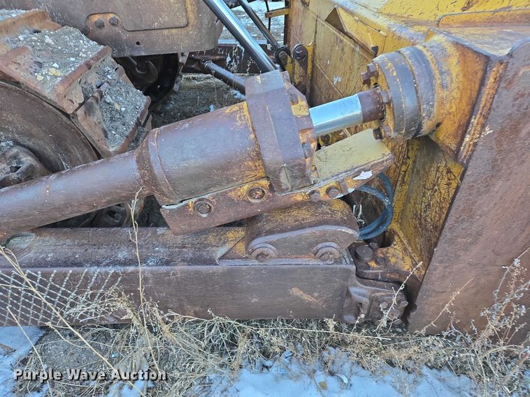 image for item ES2692 1972 Caterpillar D8H dozer