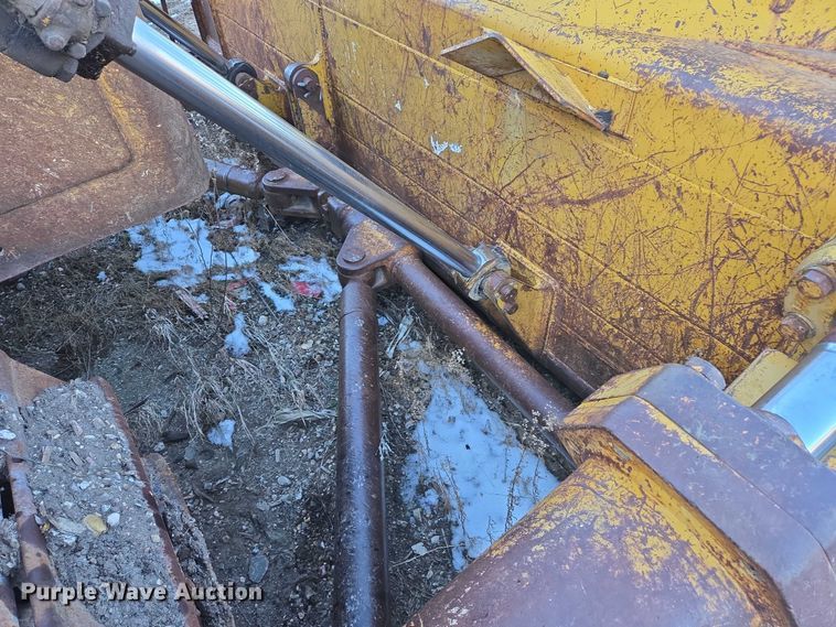 image for item ES2692 1972 Caterpillar D8H dozer