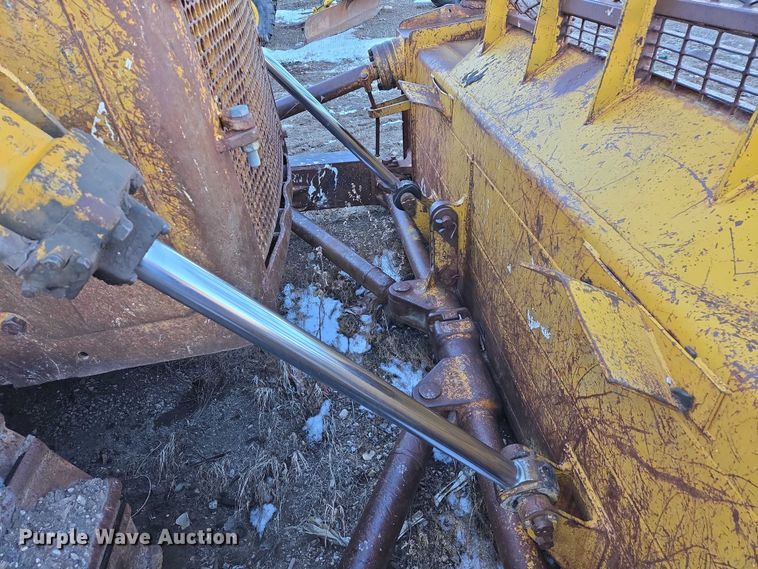 image for item ES2692 1972 Caterpillar D8H dozer