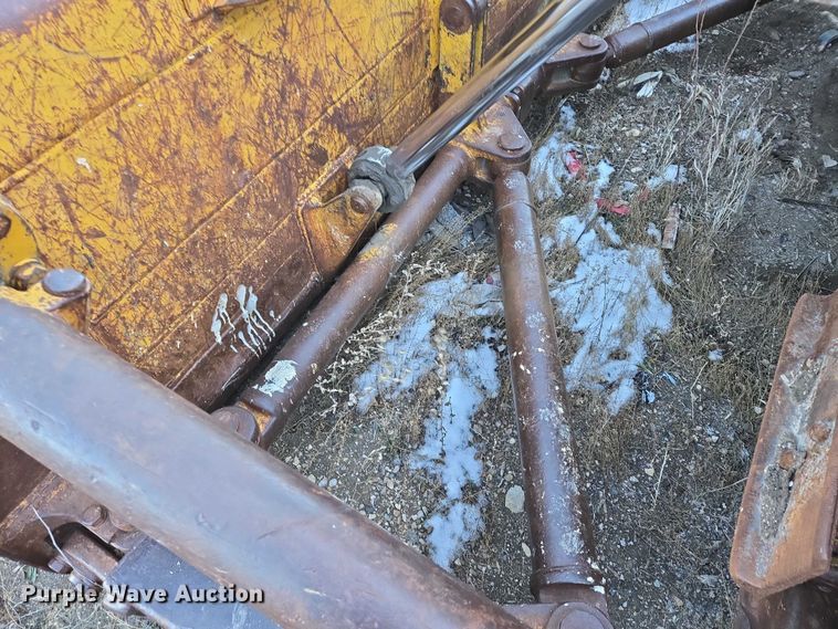 image for item ES2692 1972 Caterpillar D8H dozer