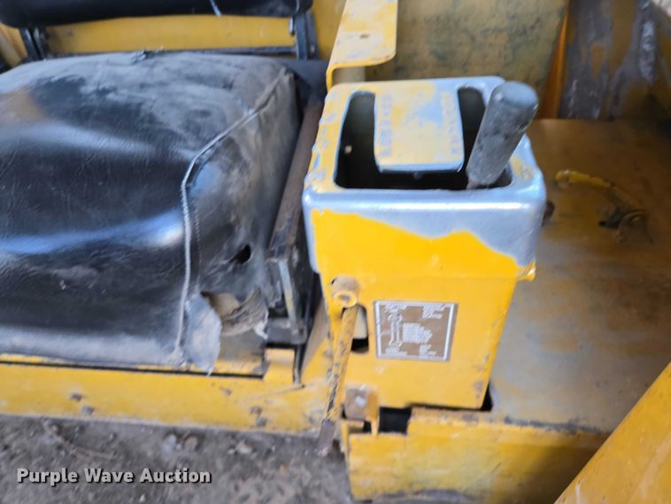 image for item ES2692 1972 Caterpillar D8H dozer