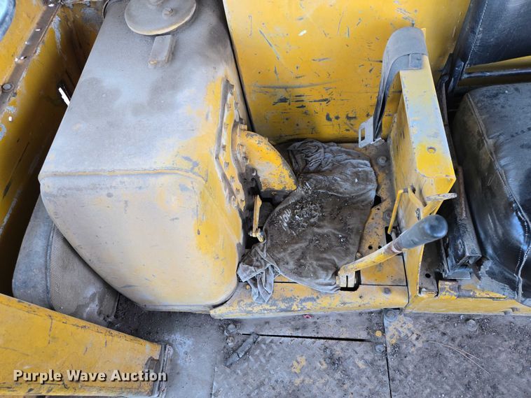 image for item ES2692 1972 Caterpillar D8H dozer