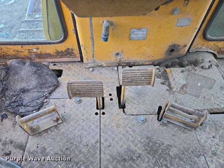 image for item ES2692 1972 Caterpillar D8H dozer