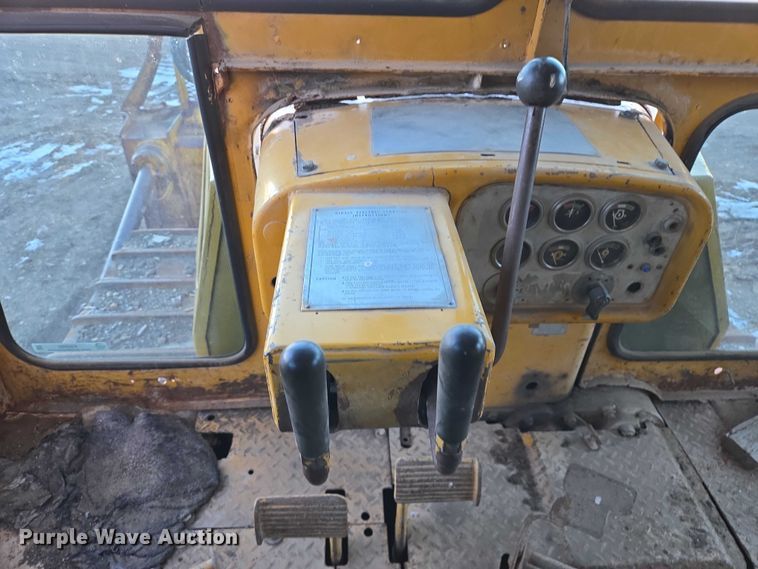 image for item ES2692 1972 Caterpillar D8H dozer