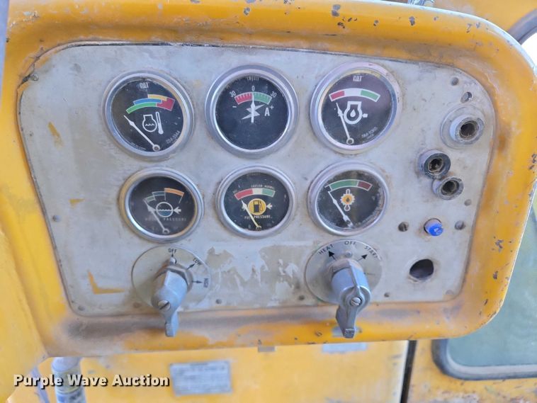 image for item ES2692 1972 Caterpillar D8H dozer