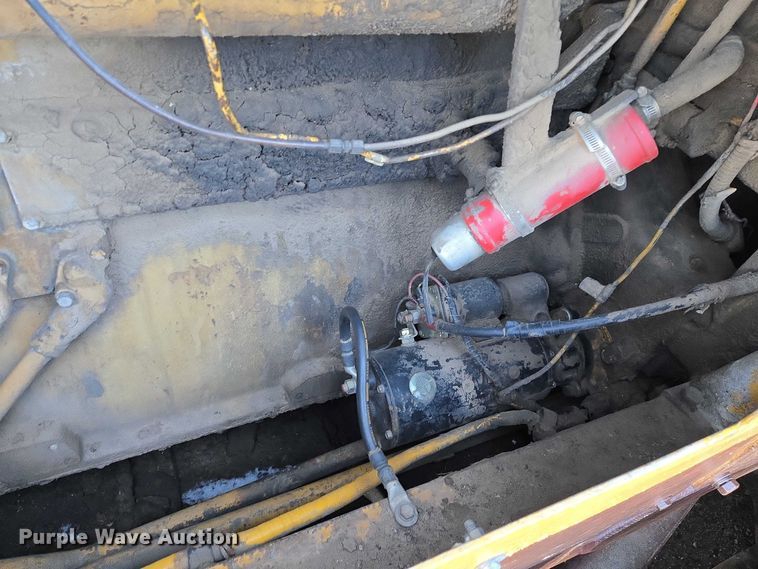 image for item ES2692 1972 Caterpillar D8H dozer