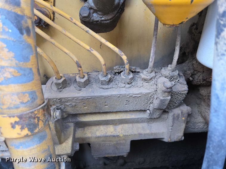 image for item ES2692 1972 Caterpillar D8H dozer
