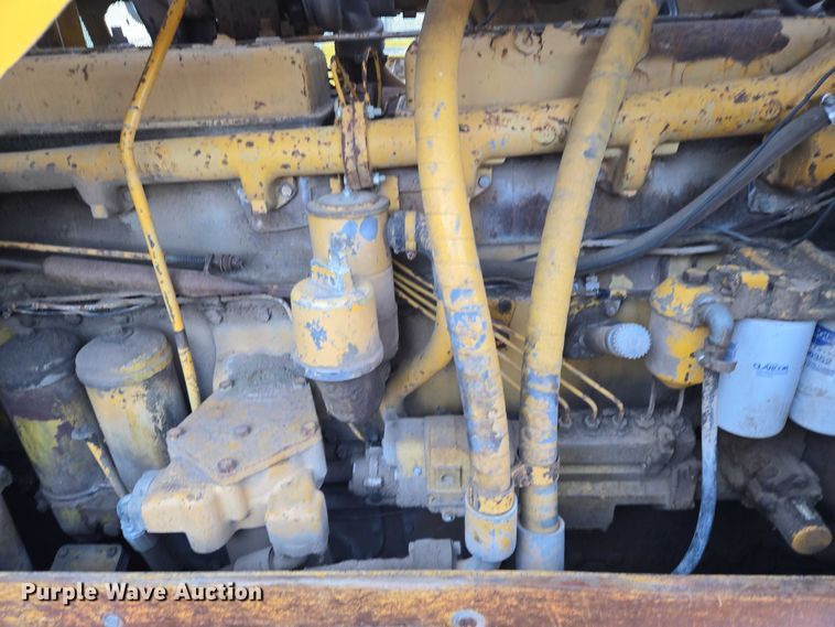 image for item ES2692 1972 Caterpillar D8H dozer