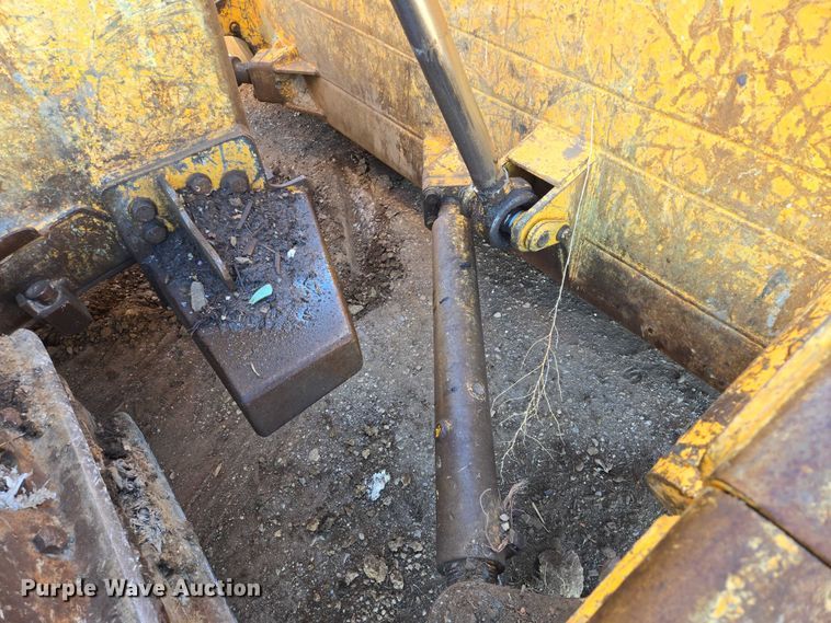 image for item ES2693 2003 Dressta TD-25HLA dozer