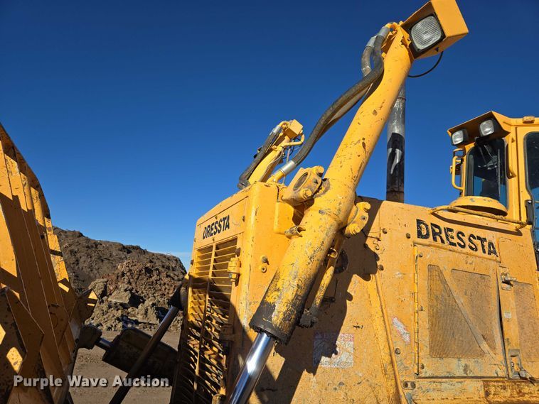 image for item ES2693 2003 Dressta TD-25HLA dozer