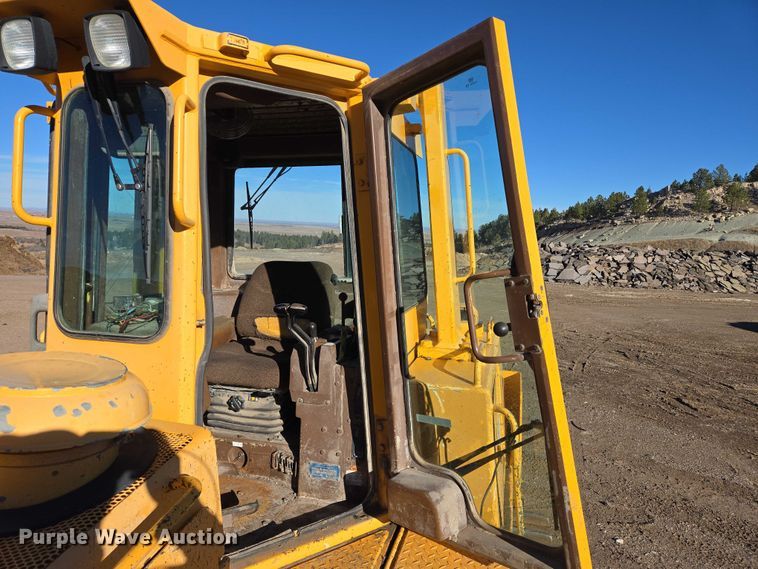 image for item ES2693 2003 Dressta TD-25HLA dozer