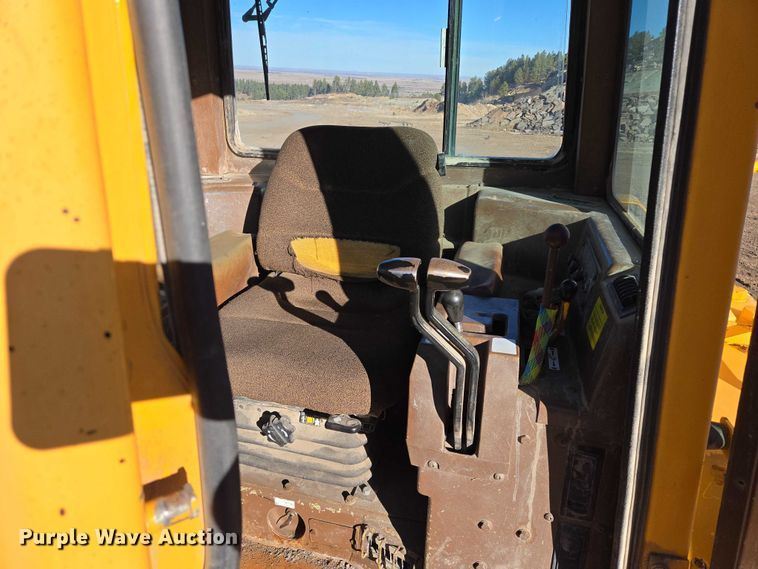 image for item ES2693 2003 Dressta TD-25HLA dozer