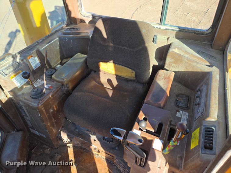 image for item ES2693 2003 Dressta TD-25HLA dozer