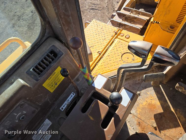 image for item ES2693 2003 Dressta TD-25HLA dozer