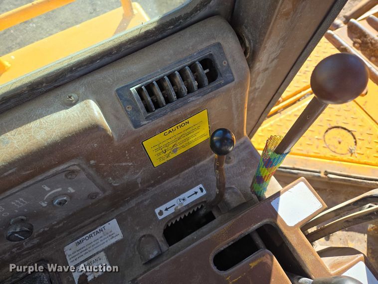 image for item ES2693 2003 Dressta TD-25HLA dozer