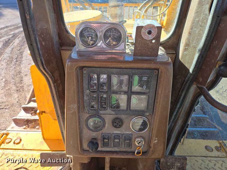 image for item ES2693 2003 Dressta TD-25HLA dozer