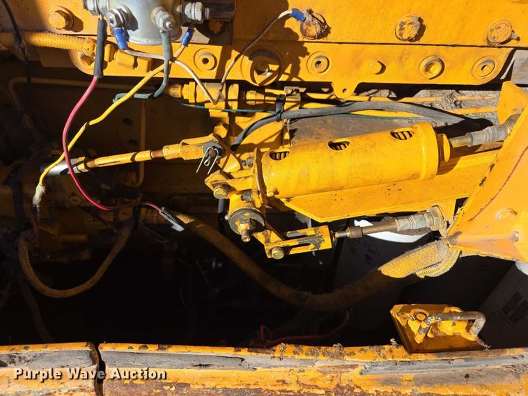 image for item ES2693 2003 Dressta TD-25HLA dozer