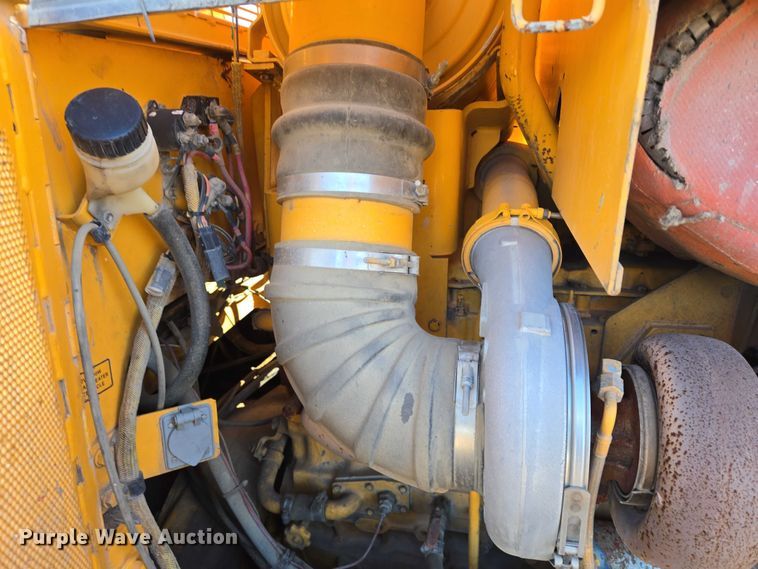 image for item ES2693 2003 Dressta TD-25HLA dozer