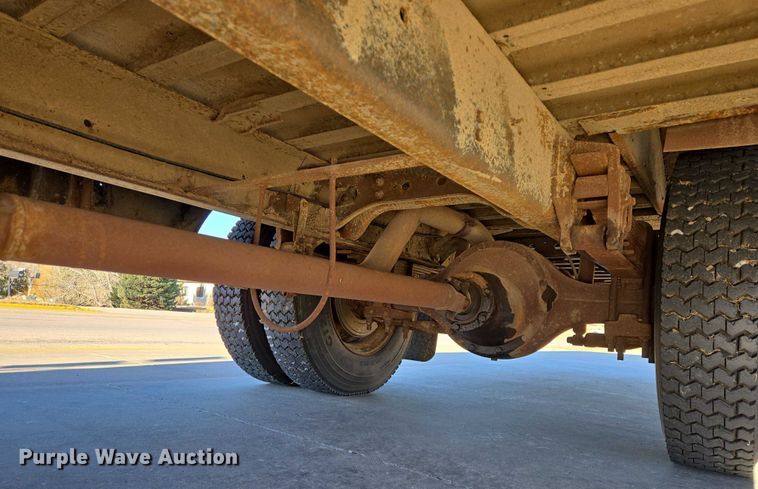 image for item ES2708 1996 International 3800 school bus