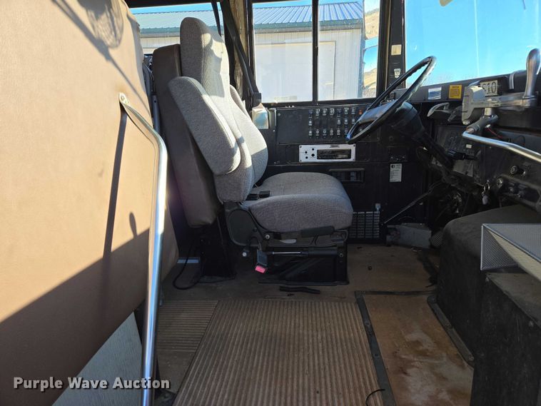 image for item ES2708 1996 International 3800 school bus