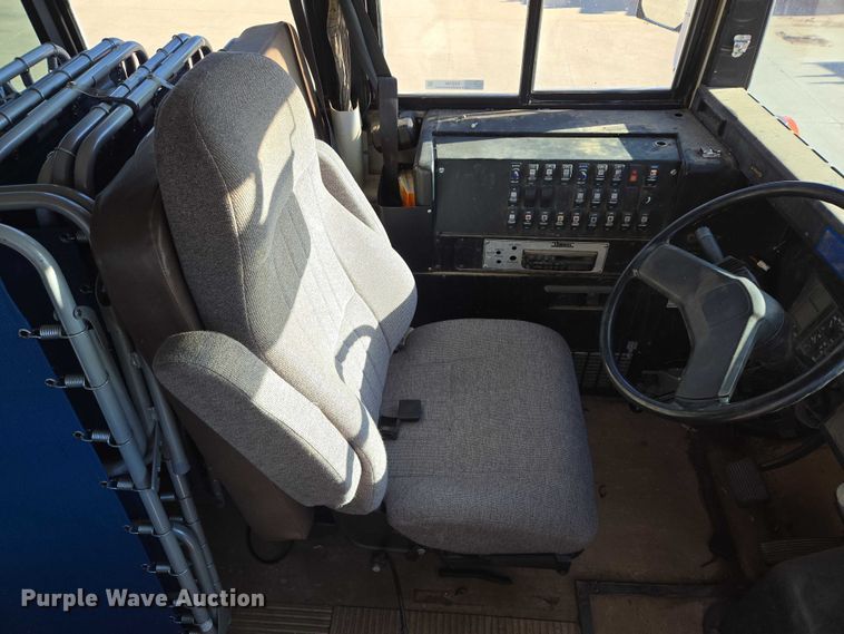 image for item ES2708 1996 International 3800 school bus