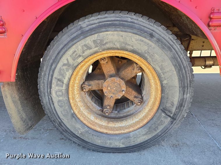 image for item ES2708 1996 International 3800 school bus