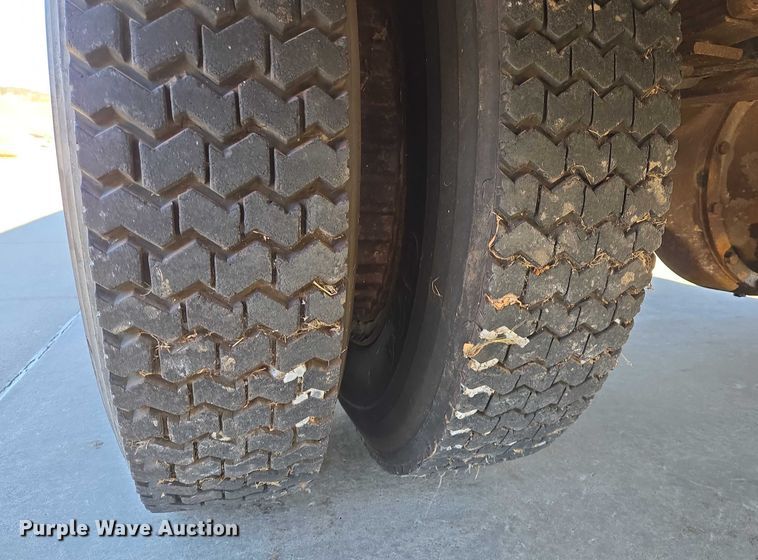 image for item ES2708 1996 International 3800 school bus