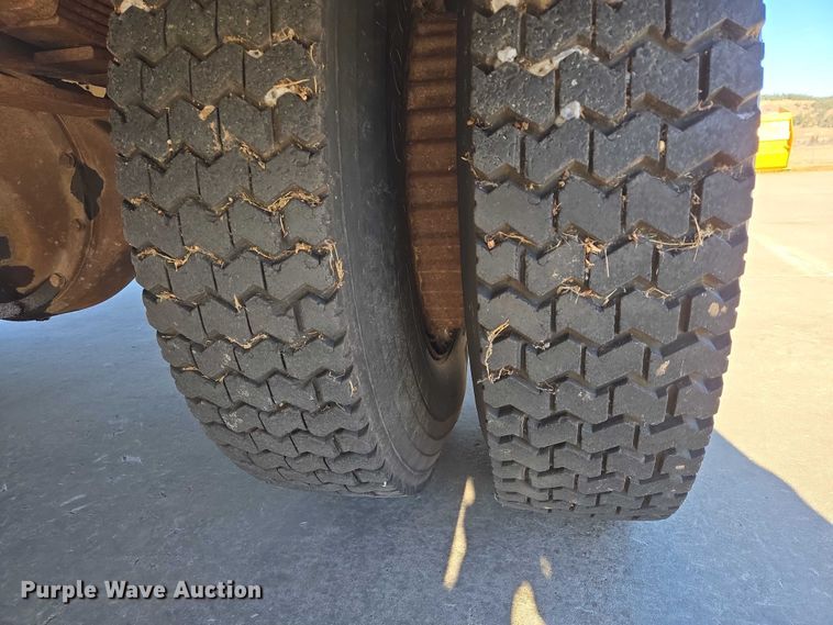 image for item ES2708 1996 International 3800 school bus