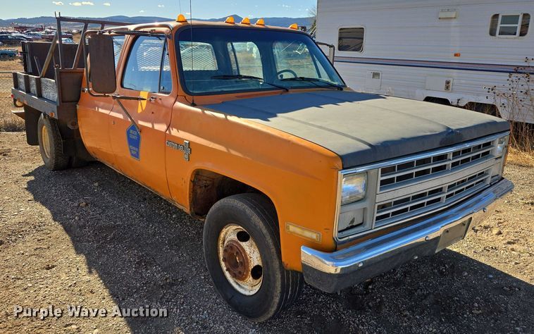 image for item ES2737 1985 Chevrolet C30 Crew Cab flatbed pickup truck