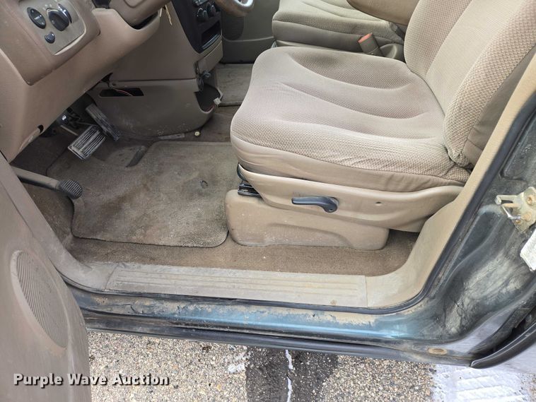 image for item ES2812 2002 Dodge Caravan van