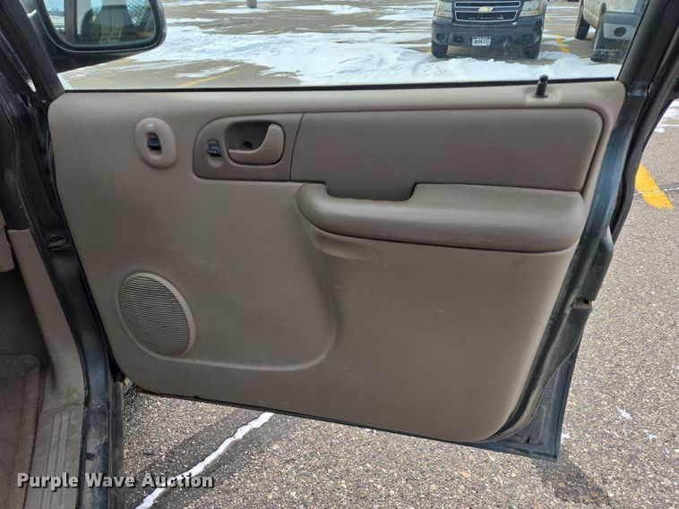 image for item ES2812 2002 Dodge Caravan van