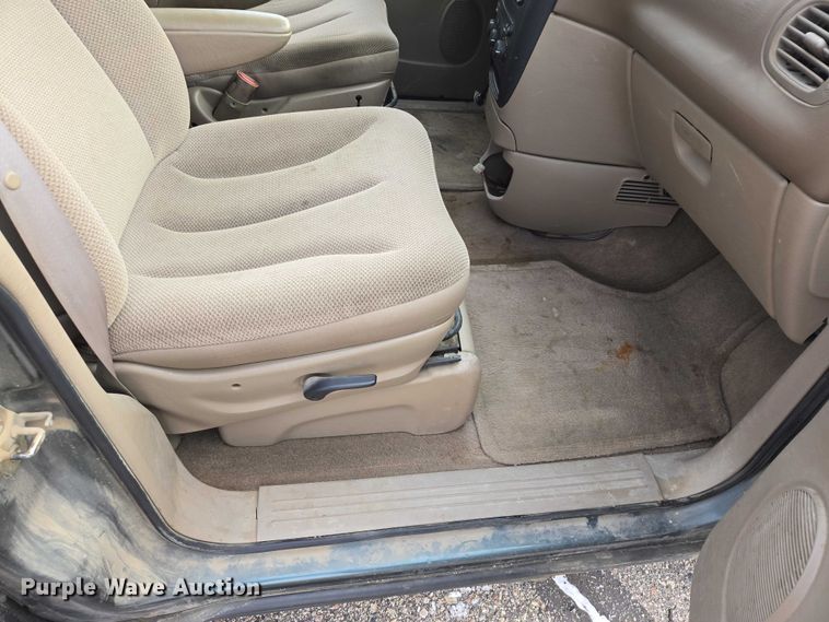 image for item ES2812 2002 Dodge Caravan van