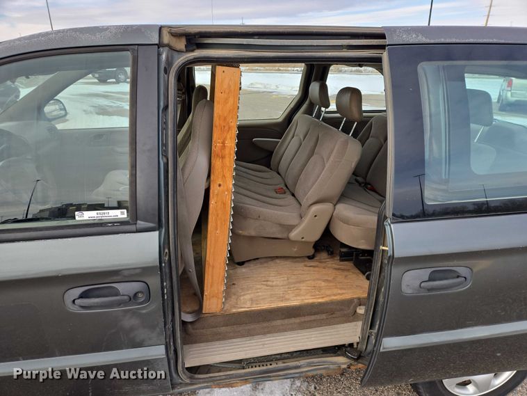 image for item ES2812 2002 Dodge Caravan van