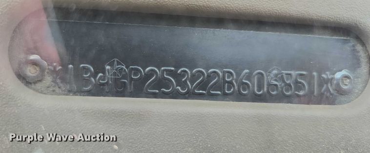 image for item ES2812 2002 Dodge Caravan van