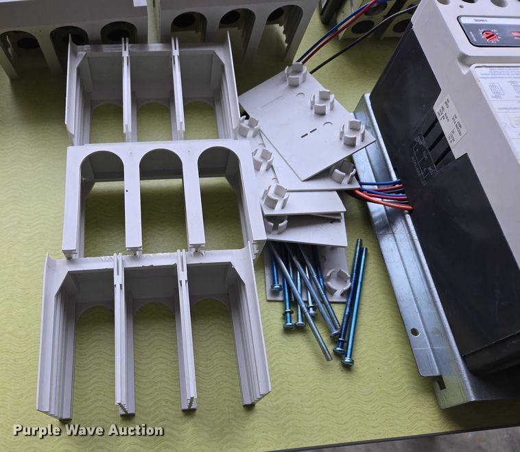 image for item ES2816 (9) Eaton circuit breakers