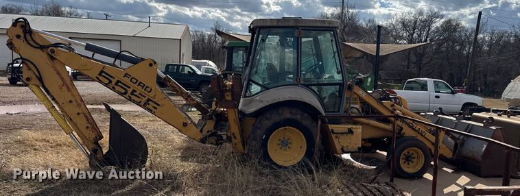 image for item ES5652 1997 New Holland 555E backhoe