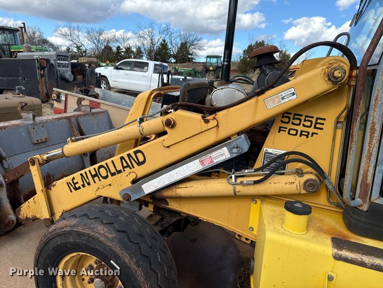 image for item ES5652 1997 New Holland 555E backhoe