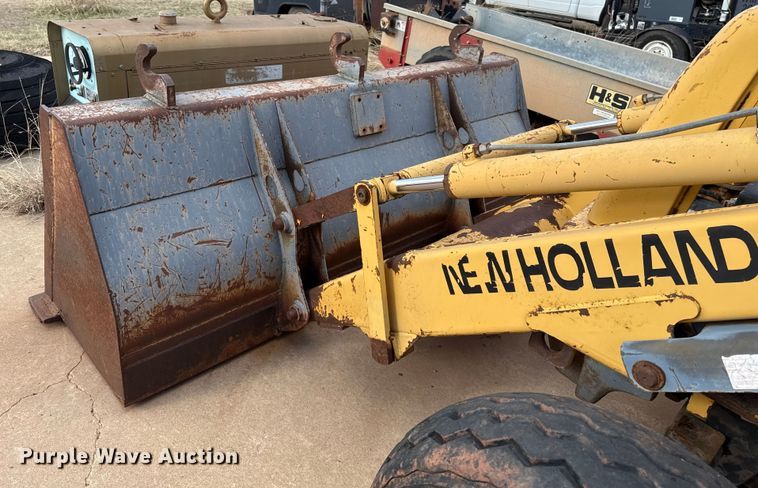 image for item ES5652 1997 New Holland 555E backhoe