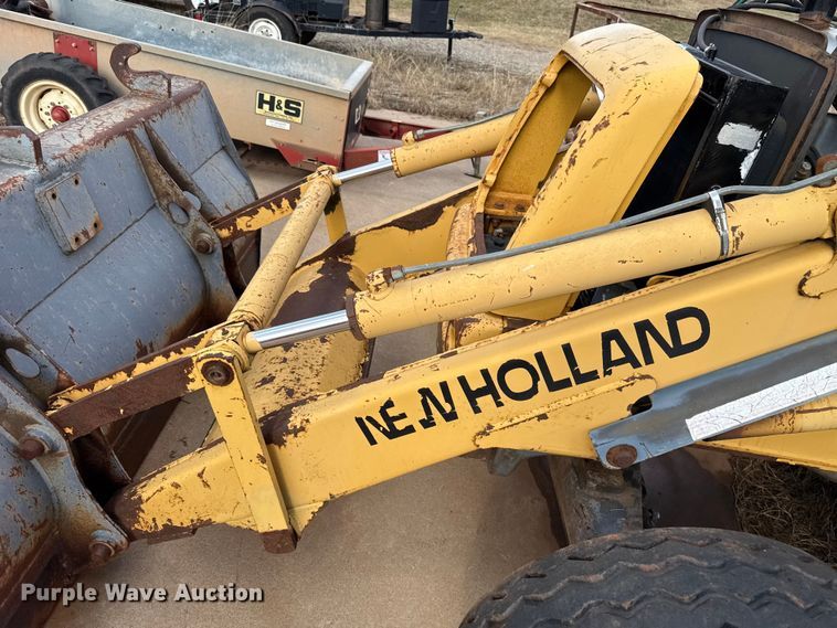 image for item ES5652 1997 New Holland 555E backhoe