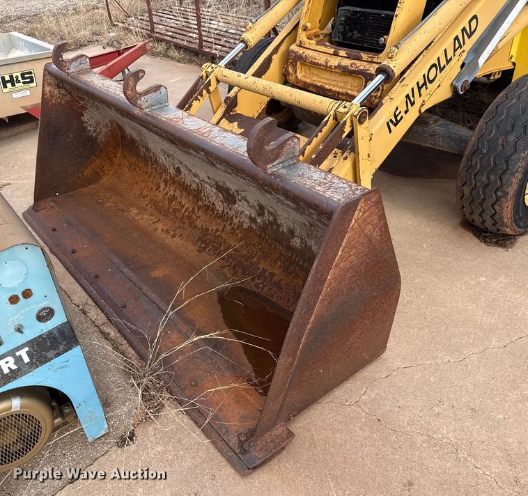 image for item ES5652 1997 New Holland 555E backhoe