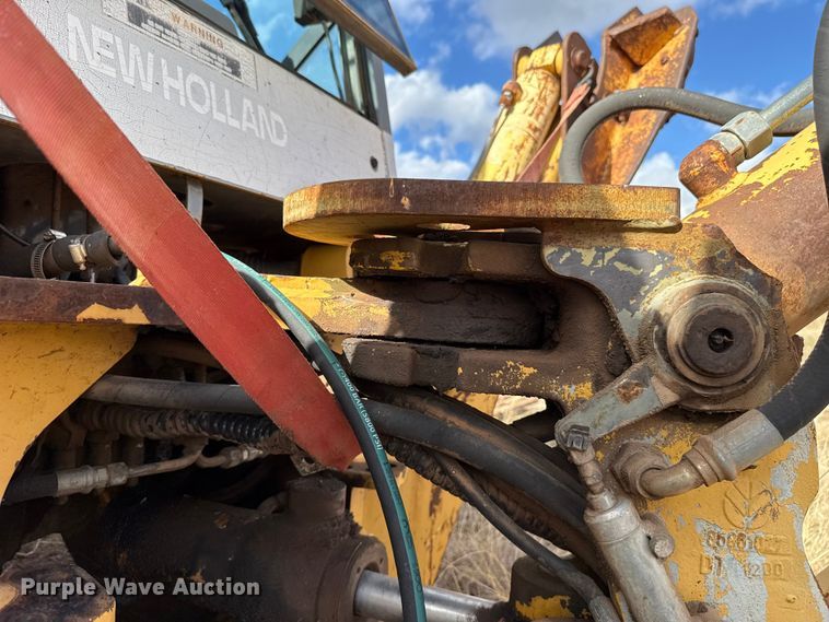 image for item ES5652 1997 New Holland 555E backhoe